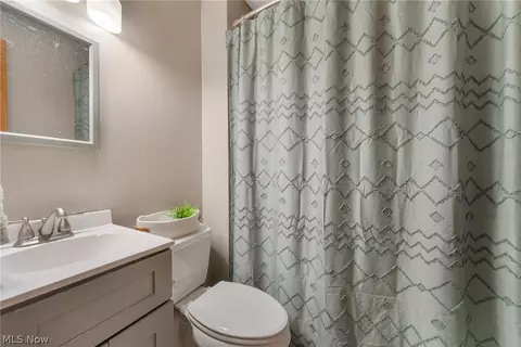 Bath - 894 5th St, Struthers, OH 44471 photo 1 of 2