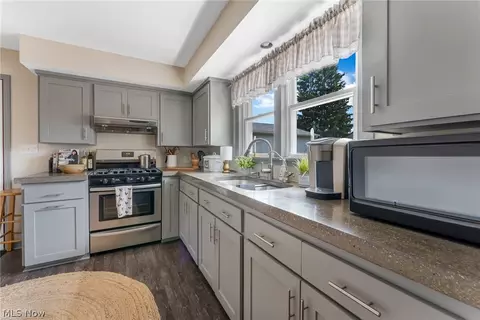 Kitchen - 894 5th St, Struthers, OH 44471 photo 3 of 4
