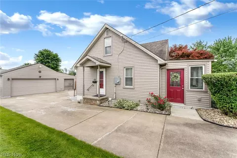 Exterior - 894 5th St, Struthers, OH 44471 photo 5 of 12