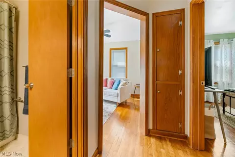 Entry Way - 894 5th St, Struthers, OH 44471 photo 4 of 5
