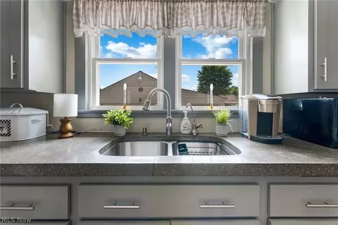 Kitchen - 894 5th St, Struthers, OH 44471 photo 1 of 4