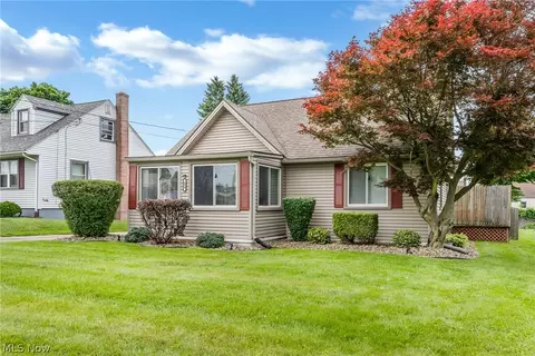 Exterior - 894 5th St, Struthers, OH 44471 photo 2 of 12
