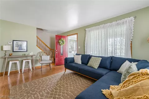 Entry Way - 894 5th St, Struthers, OH 44471 photo 1 of 5
