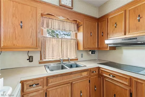 Kitchen - 4433 Aurora St NW, Canton, OH 44708 photo 2 of 3