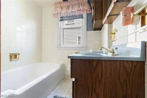 Bath - 4433 Aurora St NW, Canton, OH 44708 photo 2 of 3