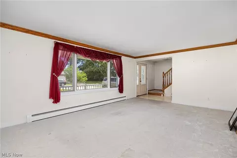 Living - 433 Colgate Ave, Elyria, OH 44035 photo 5 of 6