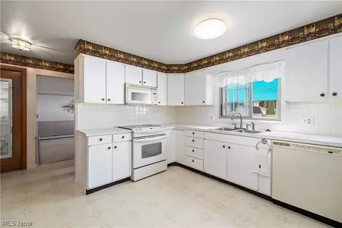 Kitchen - 433 Colgate Ave, Elyria, OH 44035 photo 4 of 4
