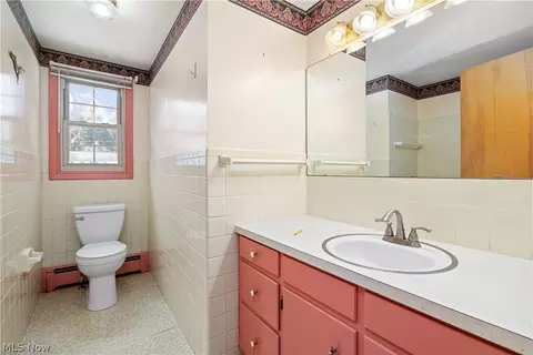 Bath - 433 Colgate Ave, Elyria, OH 44035 photo 2 of 3