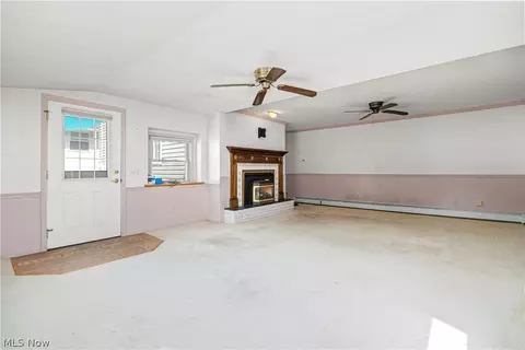 Living - 433 Colgate Ave, Elyria, OH 44035 photo 3 of 6