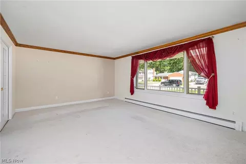 Living - 433 Colgate Ave, Elyria, OH 44035 photo 4 of 6
