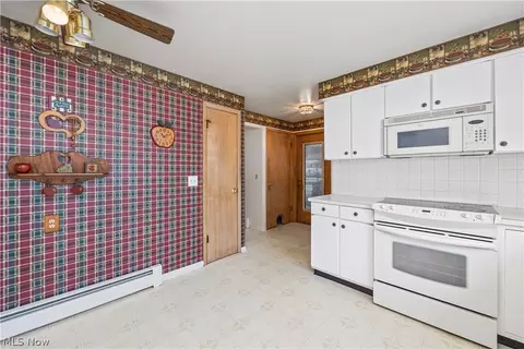 Kitchen - 433 Colgate Ave, Elyria, OH 44035 photo 3 of 4