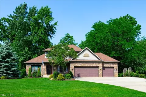 7622 Debonaire Dr, Mentor, OH 44060
