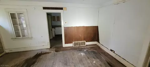 Entry Way - 263 E Lorain St, Oberlin, OH 44074 photo 1 of 2