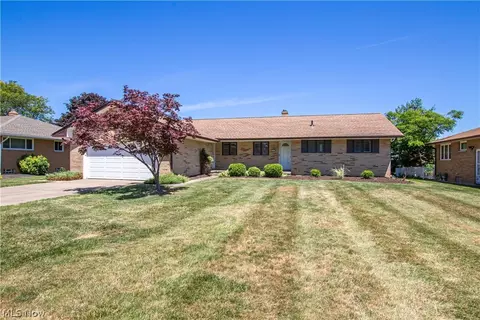 1307 E Parkhaven Dr, Seven Hills, OH 44131