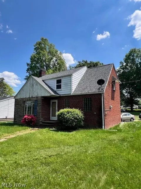 1606 E Maple St NW, North Canton, OH 44720 photo 2
