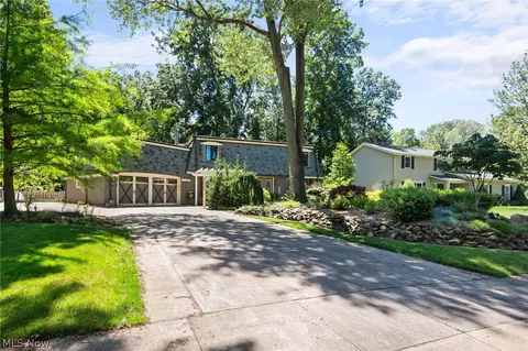 32795 Briarwood Ct, Avon Lake, OH 44012