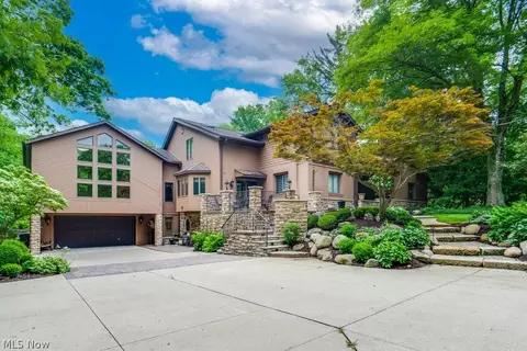 8465 Whitewood Rd, Brecksville, OH 44141