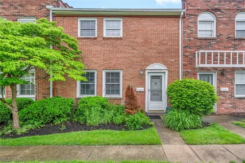 24534 Clareshire Dr #8G, North Olmsted, OH 44070