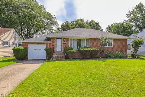 7553 Pleasant Hill Dr, Parma, OH 44130