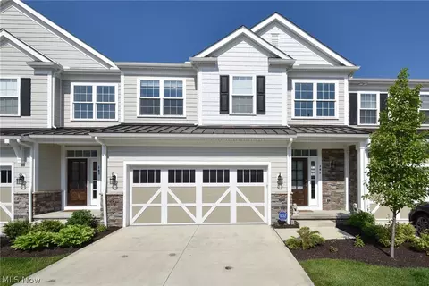 102 Bell Tower Ct, Chagrin Falls, OH 44022
