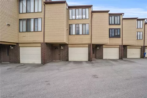 2111 Penguin Ave, Akron, OH 44319