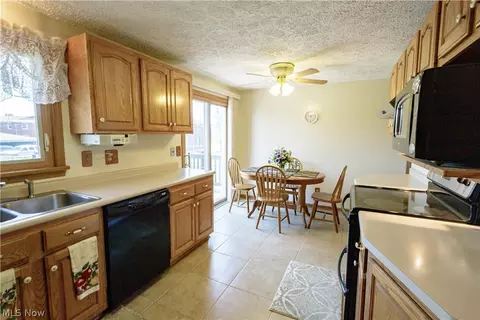 1420 Viola Pkwy NW, Canton, OH 44708 photo 9