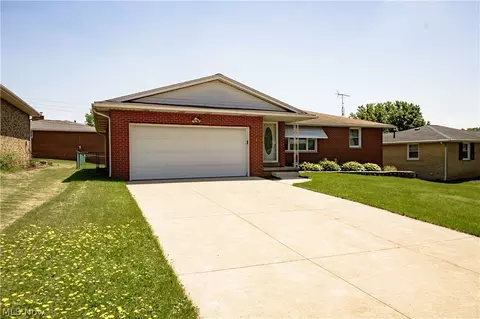 1420 Viola Pkwy NW, Canton, OH 44708 photo 2