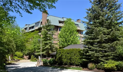 5150 Three Village Dr #1-E, Lyndhurst, OH 44124