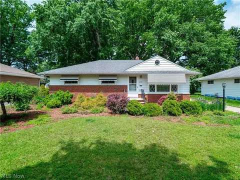 22332 Rivergate Dr, Rocky River, OH 44116