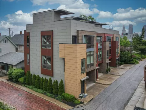 2060 W 11th Pl, Cleveland, OH 44113