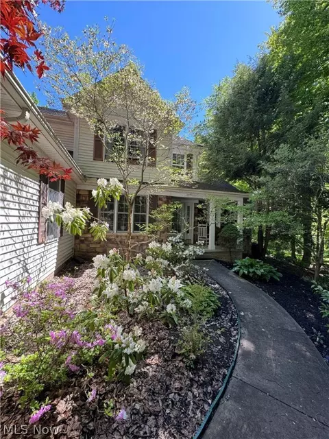 1015 Whisperwood Ln, Aurora, OH 44202