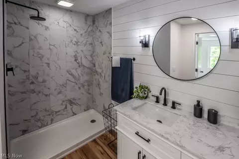 Bath - 836 Eaglenest Ave, Akron, OH 44303 photo 2 of 4