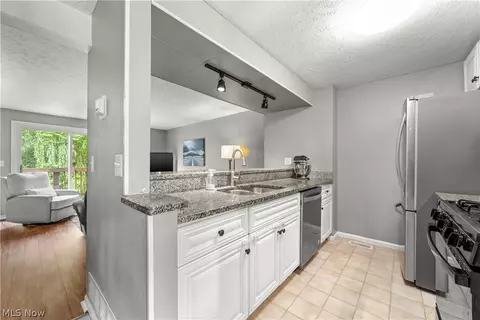 1200 Pinecrest Pl, Willoughby, OH 44094 photo 5