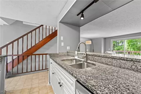 1200 Pinecrest Pl, Willoughby, OH 44094 photo 9
