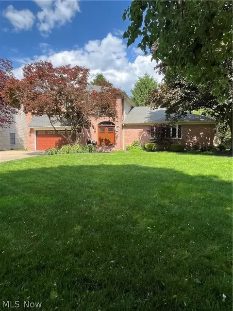 5593 Pheasants Walk Dr, North Olmsted, OH 44070