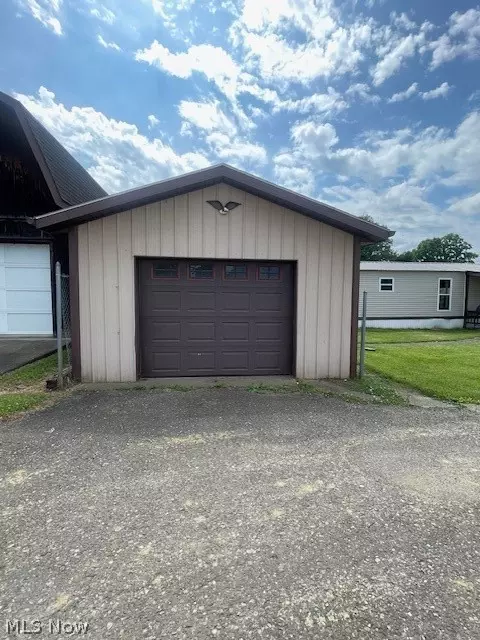 524 E State St, Newcomerstown, OH 43832 photo 4