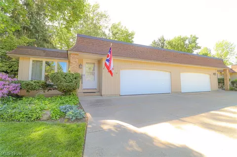 8496 Tanglewood Trl, Chagrin Falls, OH 44023