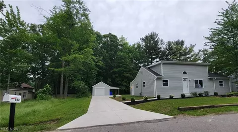 852 Pennsylvania St, Aurora, OH 44202