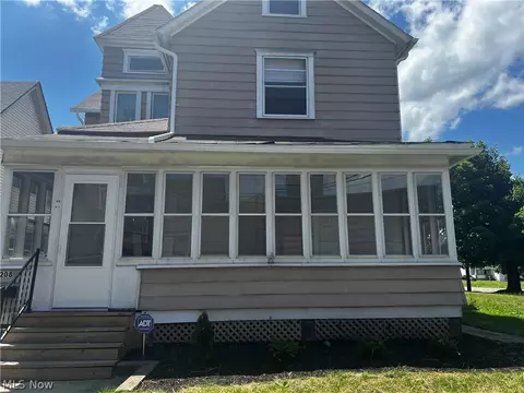 208 7th St NW, Barberton, OH 44203