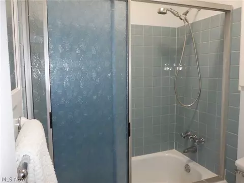 Bath - 5920 Buckboard Ln, Solon, OH 44139 photo 4 of 5