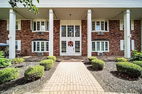 1 Meadowlawn Dr #1, Mentor, OH 44060