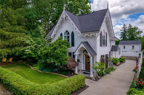 34 E Cottage St, Chagrin Falls, OH 44022