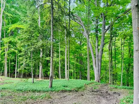 3995 Som Center Rd, Moreland Hills, OH 44022