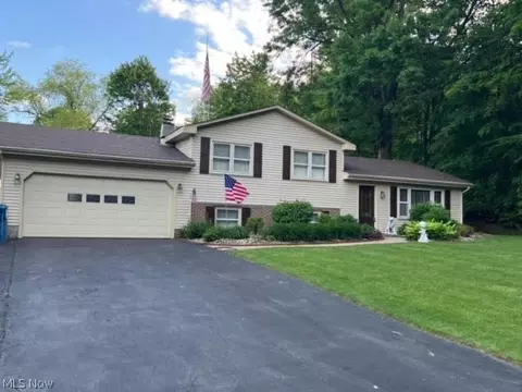 709 Meadowland Dr, Hubbard, OH 44425