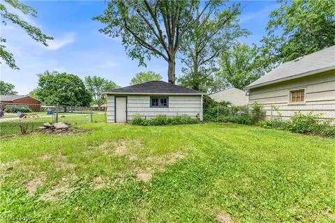 Exterior - 1234 Cedar Dr, Lorain, OH 44052 photo 3 of 5