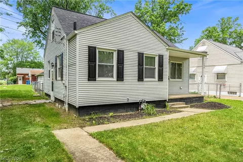 Exterior - 1234 Cedar Dr, Lorain, OH 44052 photo 2 of 5