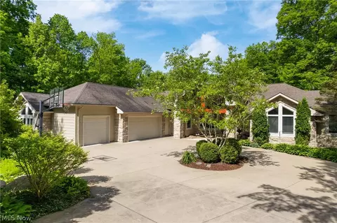 752 Mckee Trl, Hinckley, OH 44233