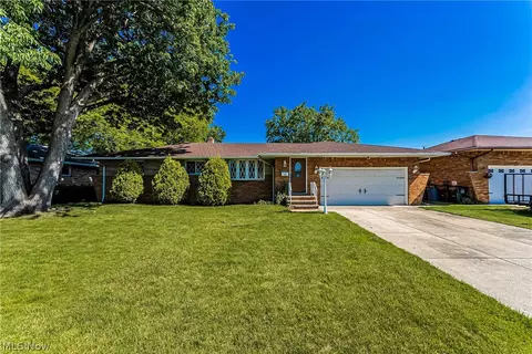 8380 Banner Ln, Parma, OH 44129