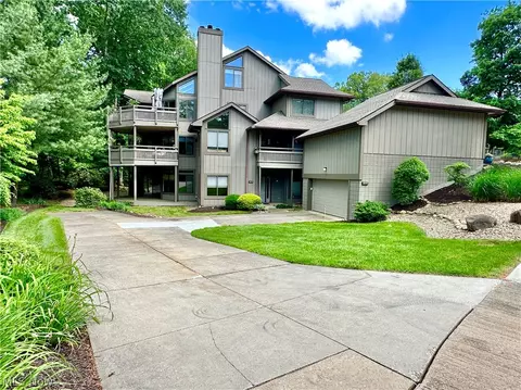 2272 Stone Creek Trl, Cuyahoga Falls, OH 44223