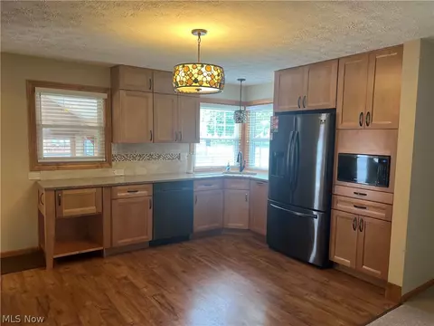 Kitchen - 263 Tolbert St, Wadsworth, OH 44281 photo 2 of 2